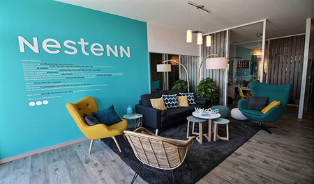 Intérieur d'une agence immobilière de la franchise Nestenn